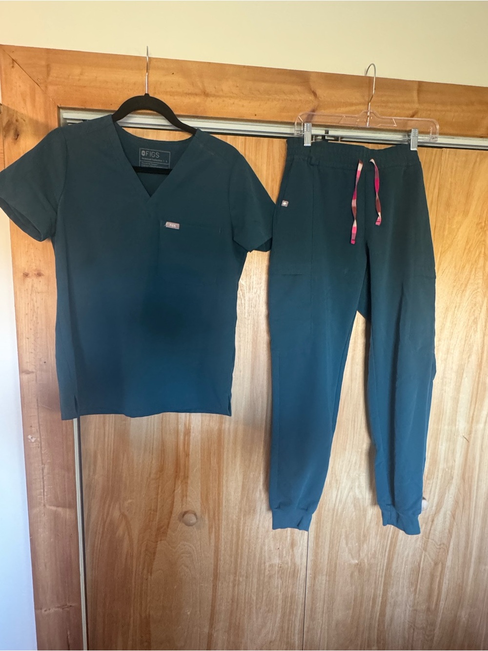 Figs Zamora jogger scrub pant. Catarina top.